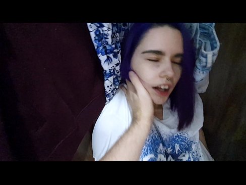 ❤️ Leidsin oma õe kapist ja aitasin tal cumida Pornovideo at et.xxxifuck.ru